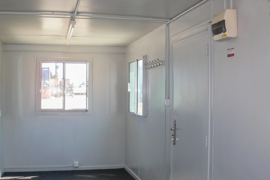Bureau en conteneur maritime 20 pieds avec salle de bain et cuisine