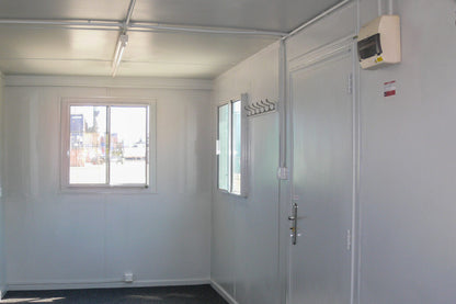 Bureau en conteneur maritime 20 pieds avec salle de bain et cuisine